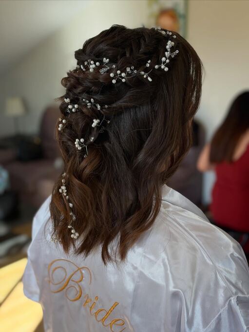 Coiffure de mariée tressée avec perles, réalisation Daf&Coiff
