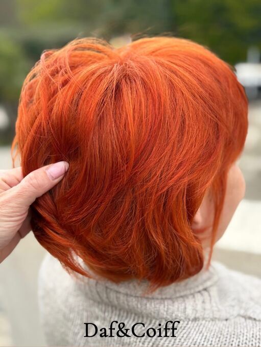 Couleur cuivrée intense sur carré court, réalisation Daf&Coiff