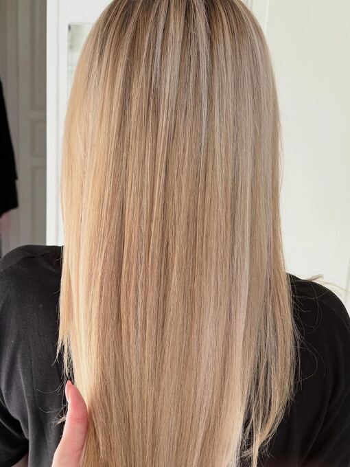 Longueurs lisses ton beige, réalisation Daf&Coiff